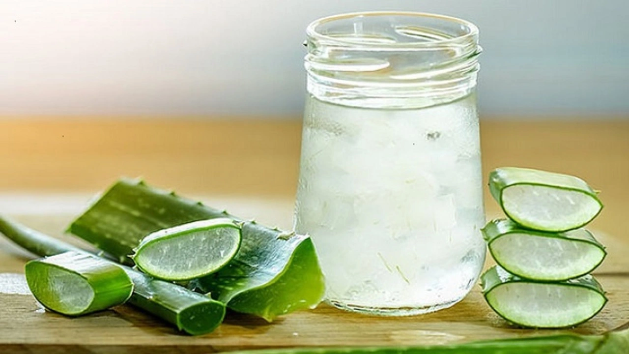 من غير لف ودوران شعرك هايبقا حرير بمكون كلنا بنرميه حطى جل الصبار على جوز الهند وشوفي النتيجة